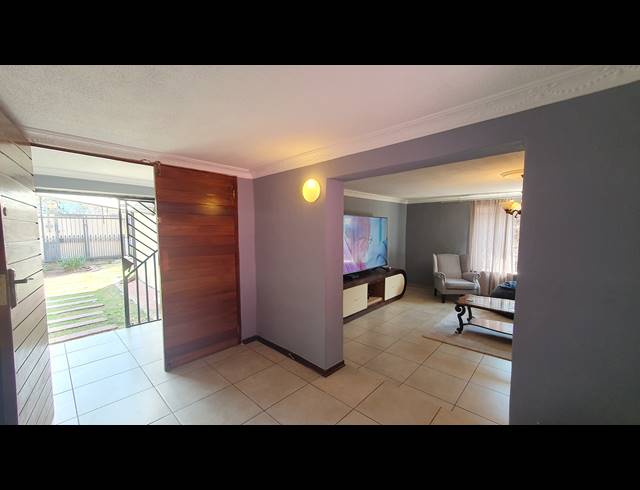 5 BEDROOM FREEHOLD FOR SALE IN LINMEYER